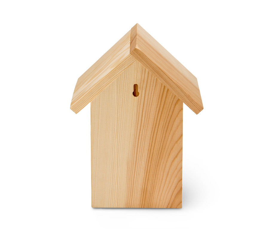 Hmyzí hotel ze světlého dřeva na bílém pozadí.