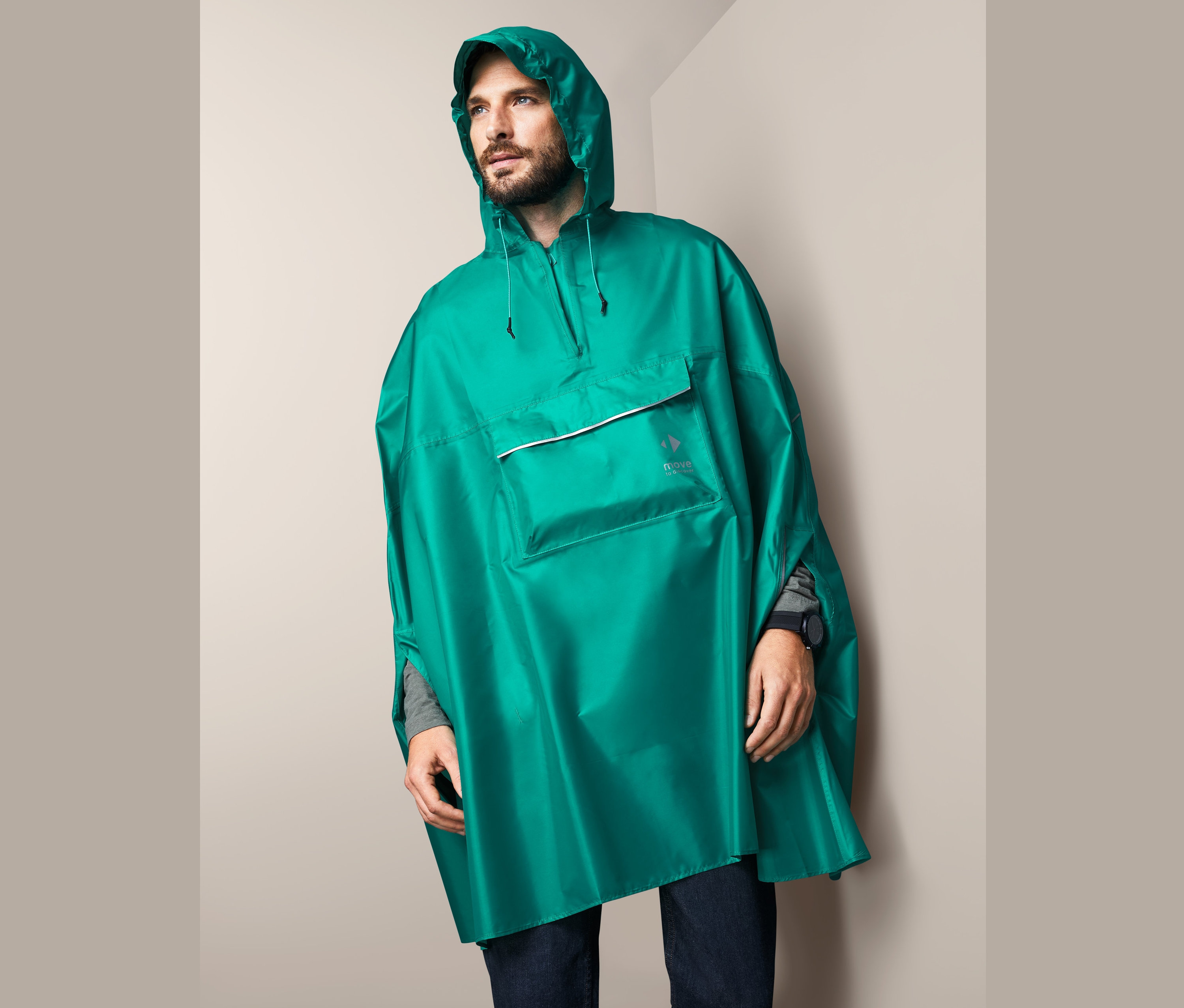 Muž má na sobě unisexovou pláštěnku do deště.