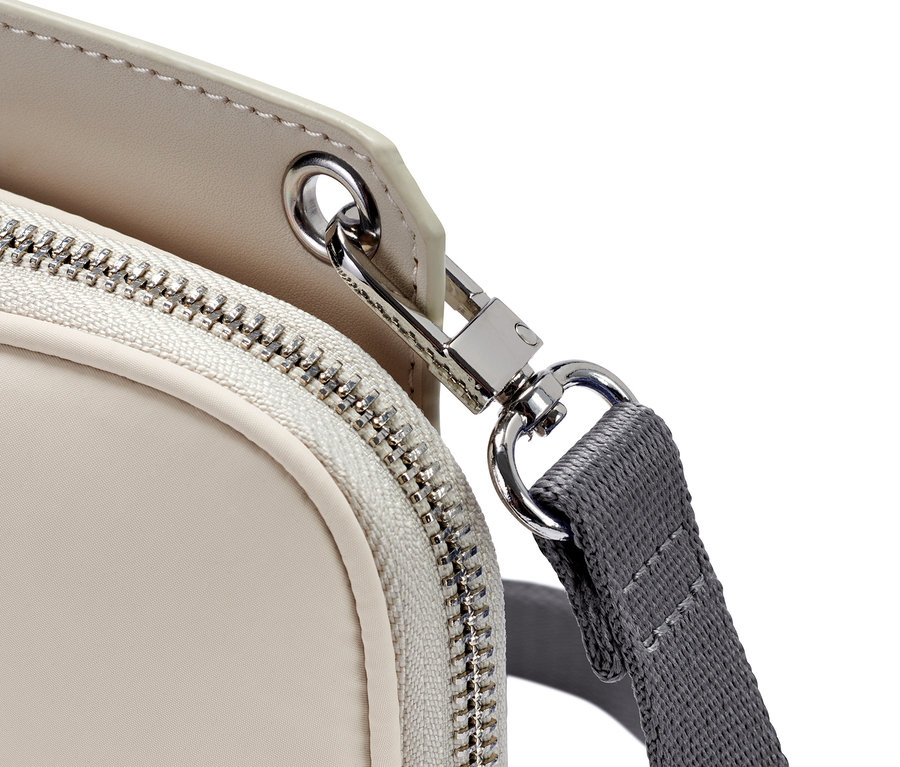 Detailní pohled na mini kabelku, zip a šedý popruh.