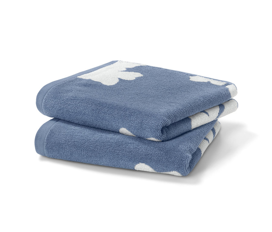 Na sobě naskládané dva modré žakárové ručníky.