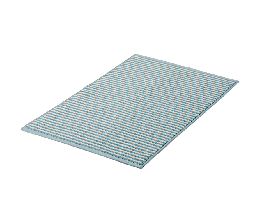 Modrá kvalitní předložka do sprchy s bílými proužky.