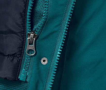 Detail petrolejového outdoorového kabátu 3 v 1 s vestou, zip a knoflík.