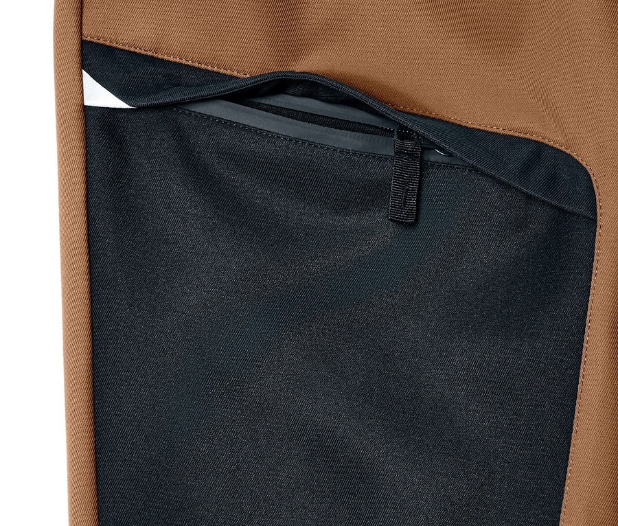 Detail dětských softshellových kalhot s kapsou na zip.