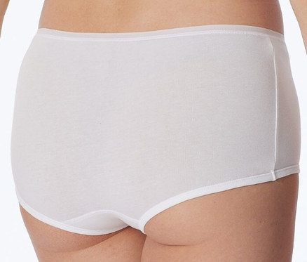 Zadní pohled na ženu v bílých kalhotkách s biobavlnou SCHIESSER.