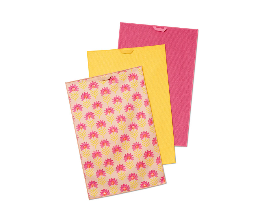 Sada tří utěrek na nádobí: jedna s květinovým vzorem, jedna žlutá a jedna růžová.