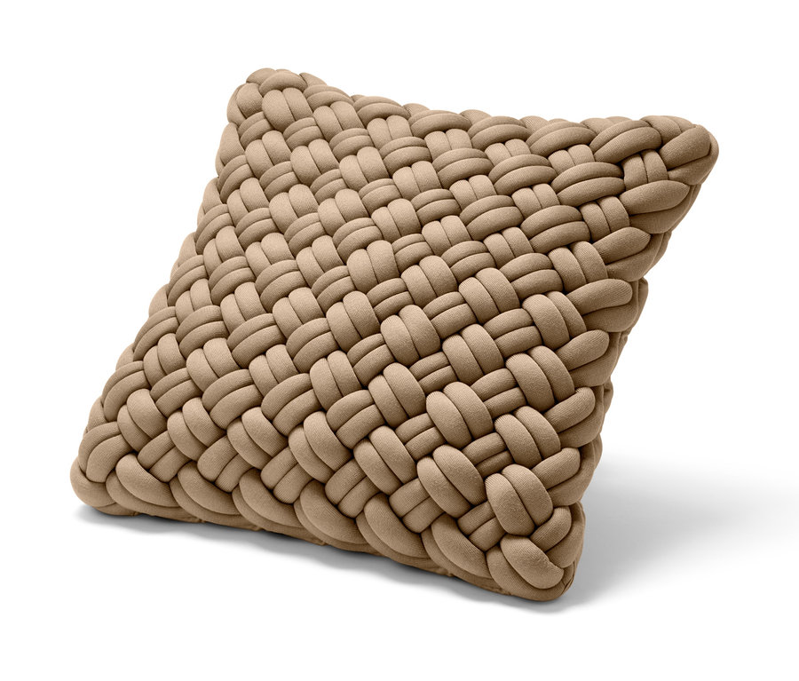Béžový dekorativní povlak na polštář s pleteným vzorem.