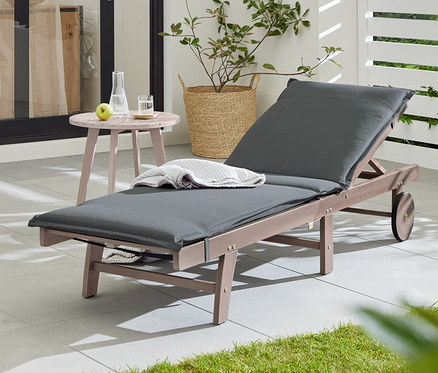 Na terase stojí zahradní lehátko »Leira« s polstrem, stolek »Lenja« se 2 úrovněmi, židle s vysokým opěradlem »Leira« a solární zapichovací svítidla.