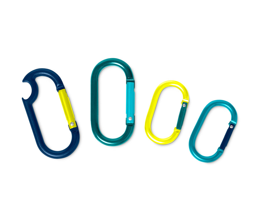 Čtyři karabiny, každá jiné barvy, leží na bílém pozadí.