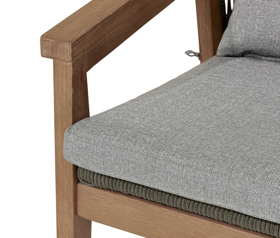 Detail designové jídelní židle s šedým polstrováním.