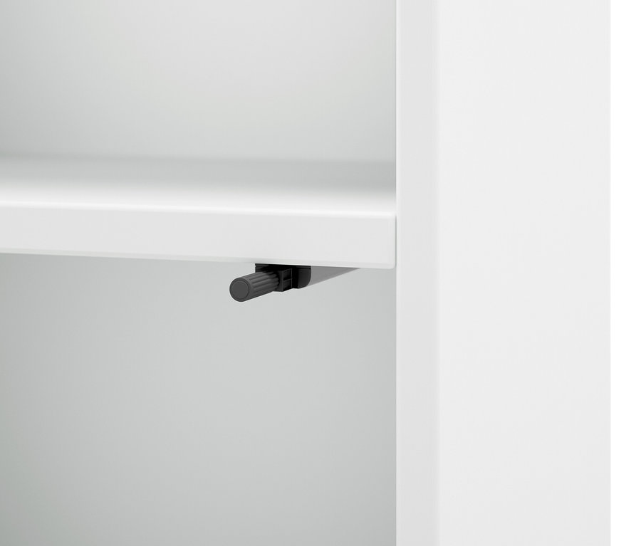 Detail bílé koupelnové skříňky.