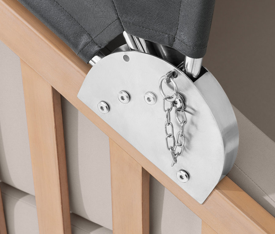 Detail prémiového lounge plážového koše se stříškou proti slunci.