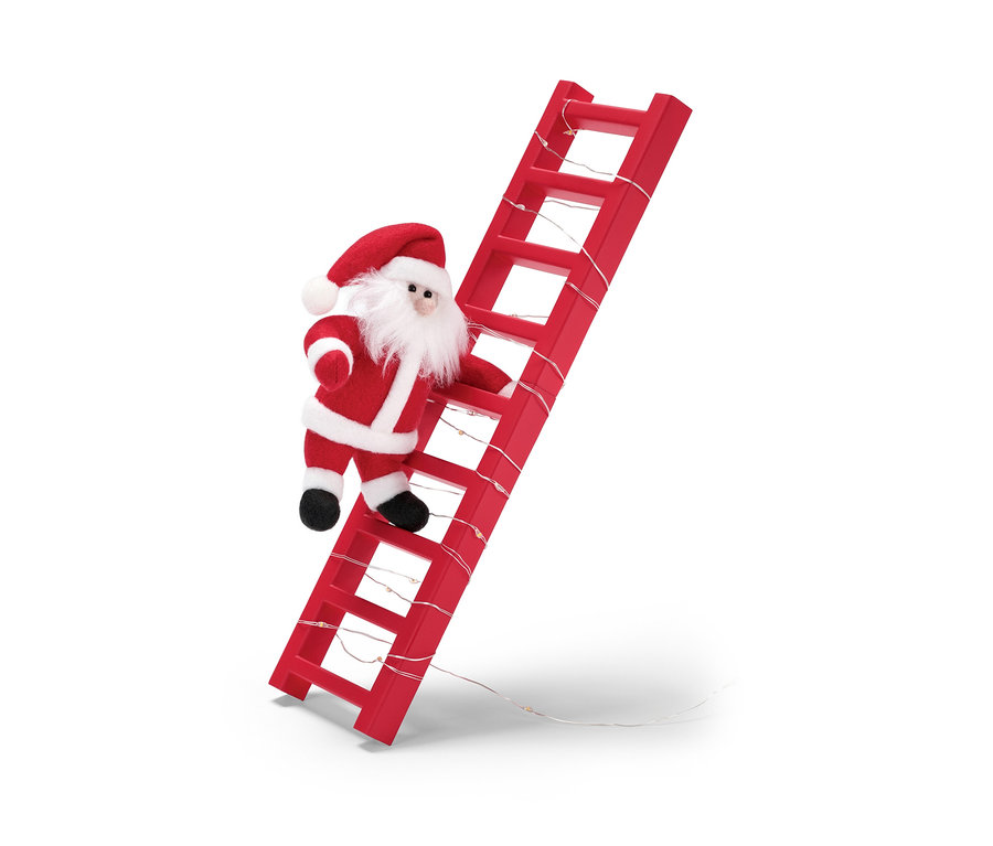 Santa Claus panenka leze po červeném žebříku s LED světelným řetězem, vánoční dekorace.