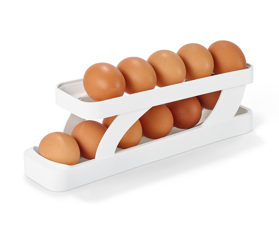Vejce v bílém stojanu na vejce.