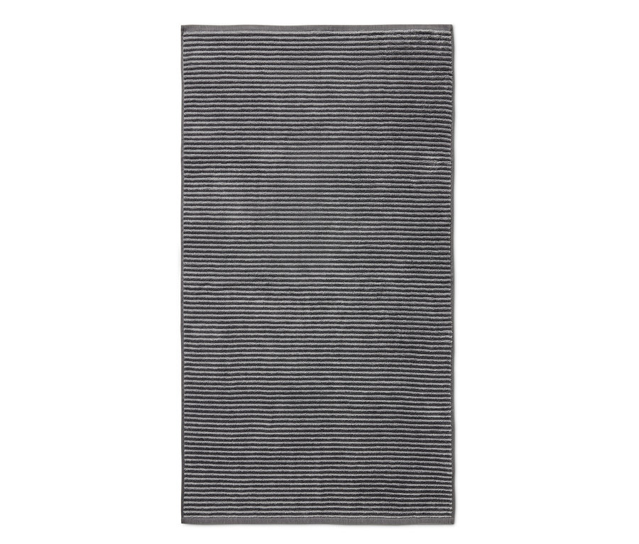 Detail kvalitní šedé osušky s vodorovnými pruhy.