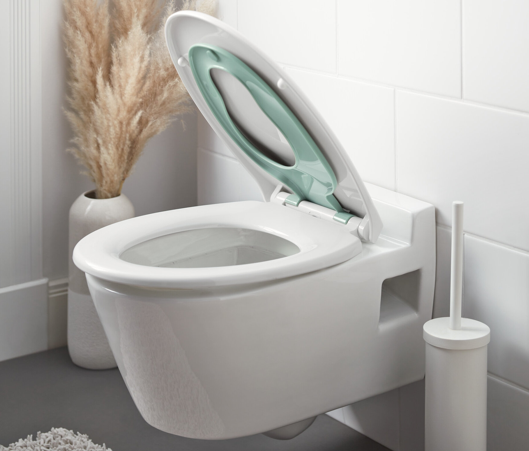 Bílá toaleta s otevřeným WC sedátkem »Family« s automatickým sklápěním.