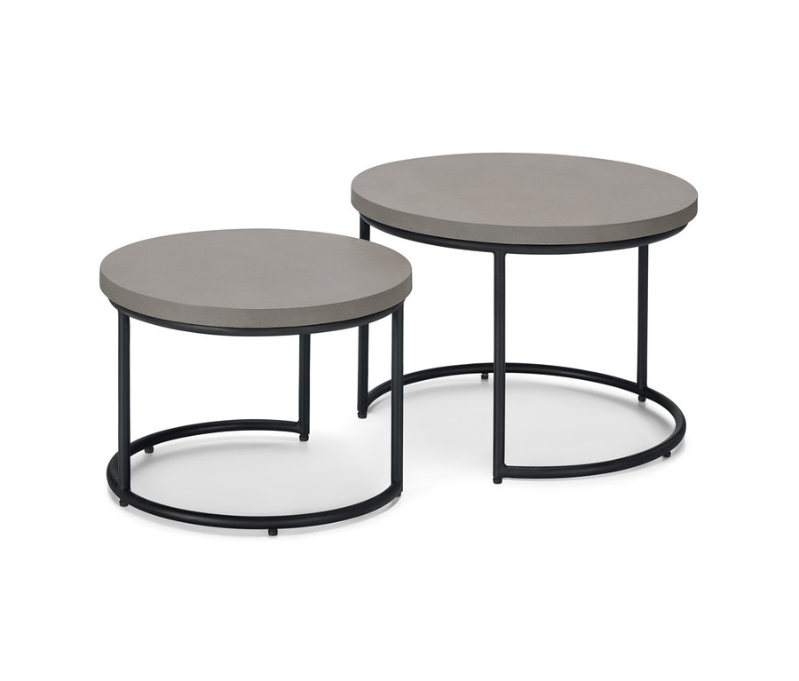 Dva konferenční stolky s šedou betonovou deskou a černým kovovým rámem.