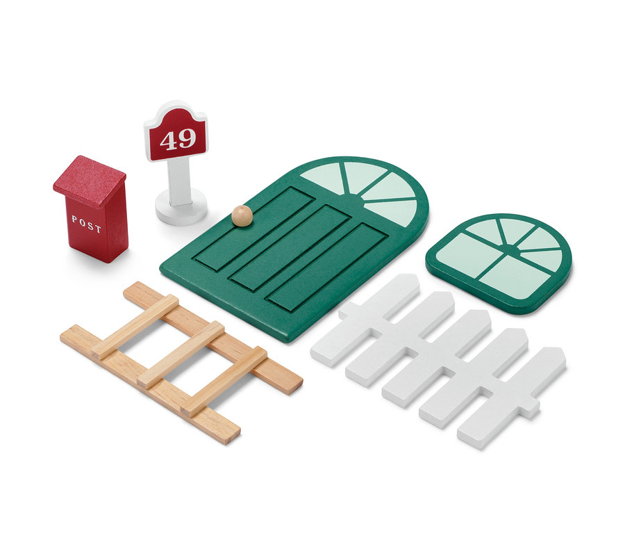 Dvířka pro skřítka s doplňky, včetně zelených dveří, okna, poštovní schránky, žebříku a plotu.