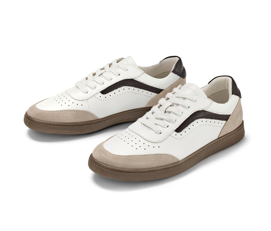 Dvoje kožené tenisky bílé barvy s hnědými detaily.