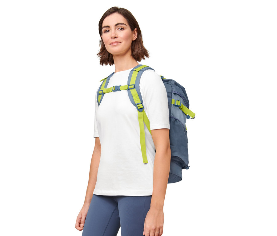 Žena s batohem na zádech.