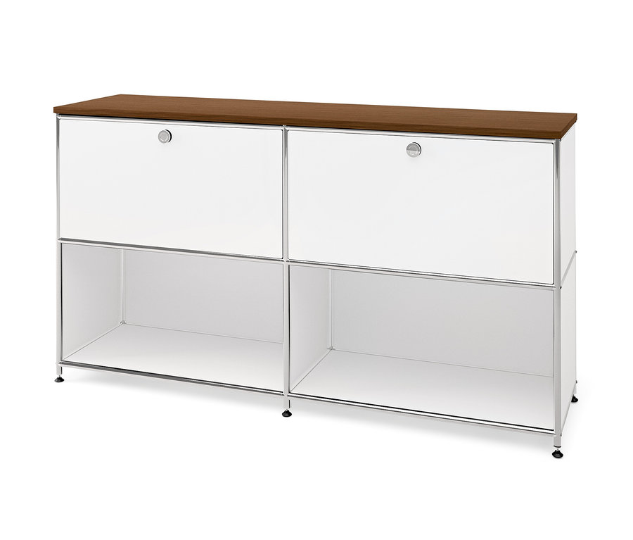 Skříňka se dvěma bílými horními dvířky a otevřenými spodními přihrádkami. Na horní straně je deska »CN3« s dřevěnou dýhou, vzhled ořechového dřeva, šířka 152 cm.