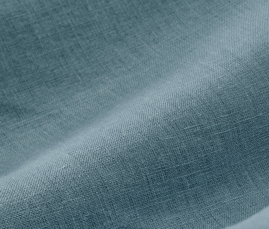 Detail modrého lněného povlečení.