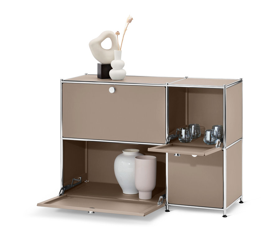 Béžová kovová odkládací skříňka »CN3« se 4 výklopnými dvířky. Dvoje dvířka jsou otevřená, uvnitř vázy a skleničky.