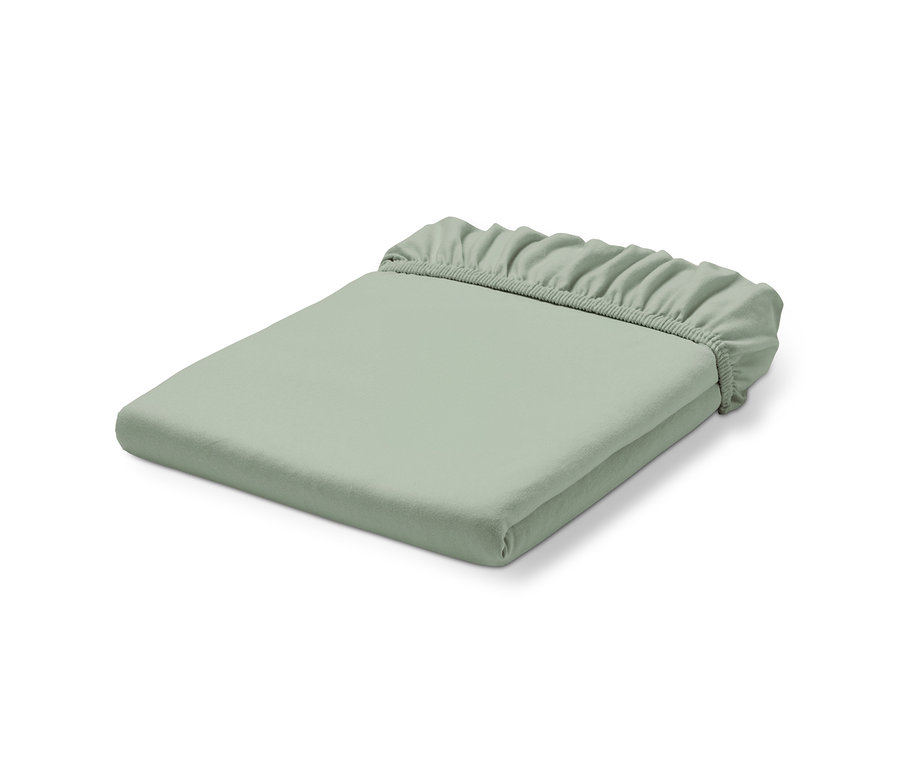 Zelené žerzejové napínací prostěradlo na bílém pozadí.