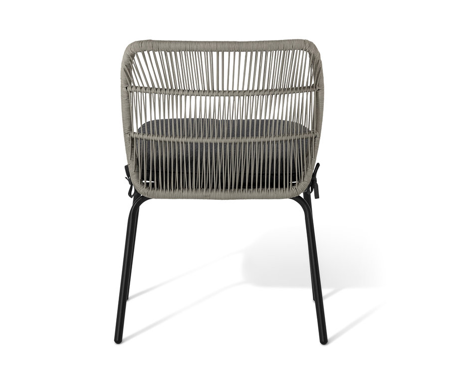 Detailní pohled zezadu na židli s textilním výpletem a šedým polštářem.