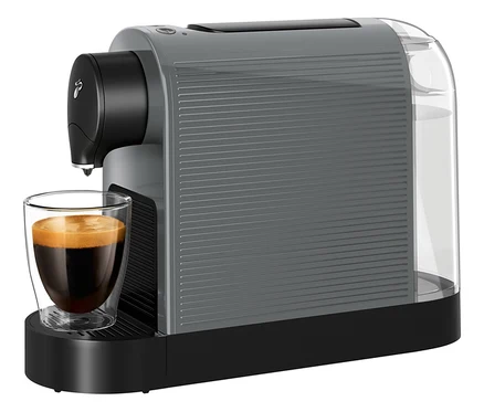 Šedý kávovar Cafissimo pure+ s šálkem kávy.