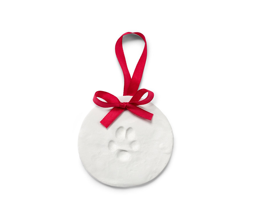 Bílý ornament s otiskem tlapky a červenou stuhou, sada na otisk tlapky.