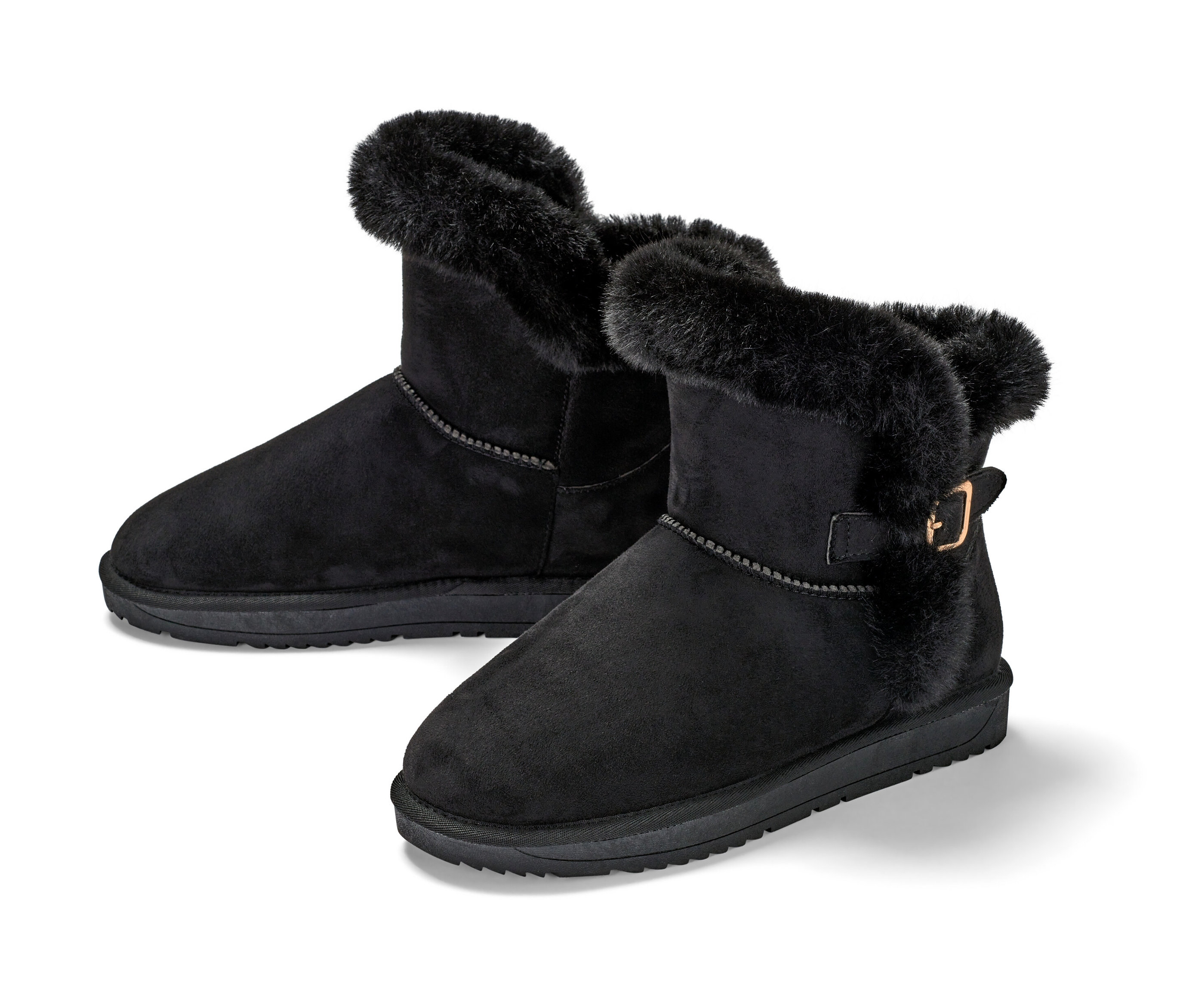 Dvoje černé boty s podšívkou.