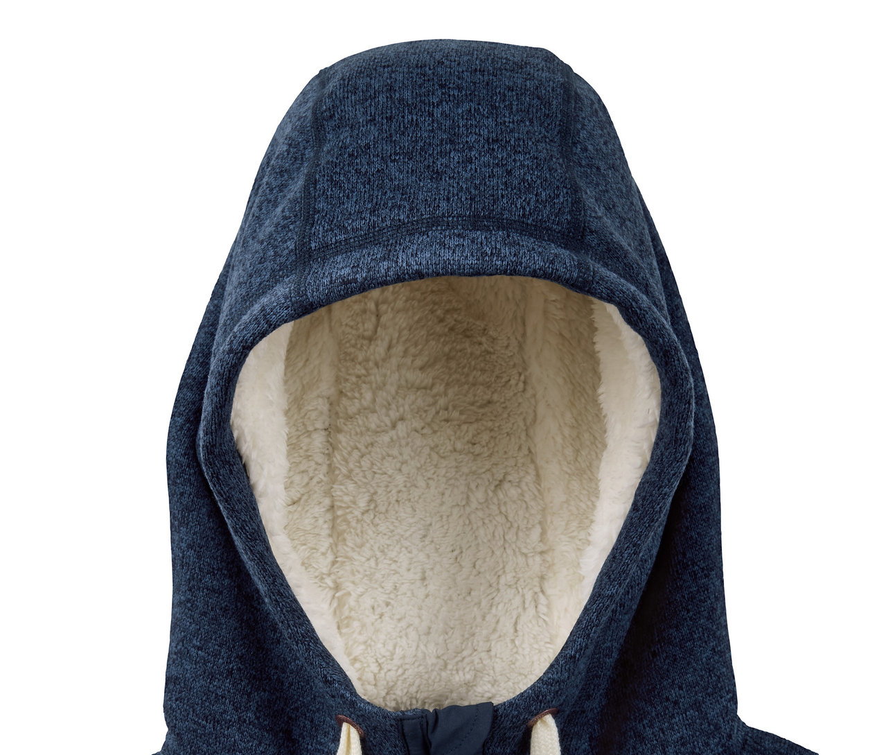 Detail modrého kabátu z pleteného fleecu s kapucí lemovanou krémovou kožešinou.