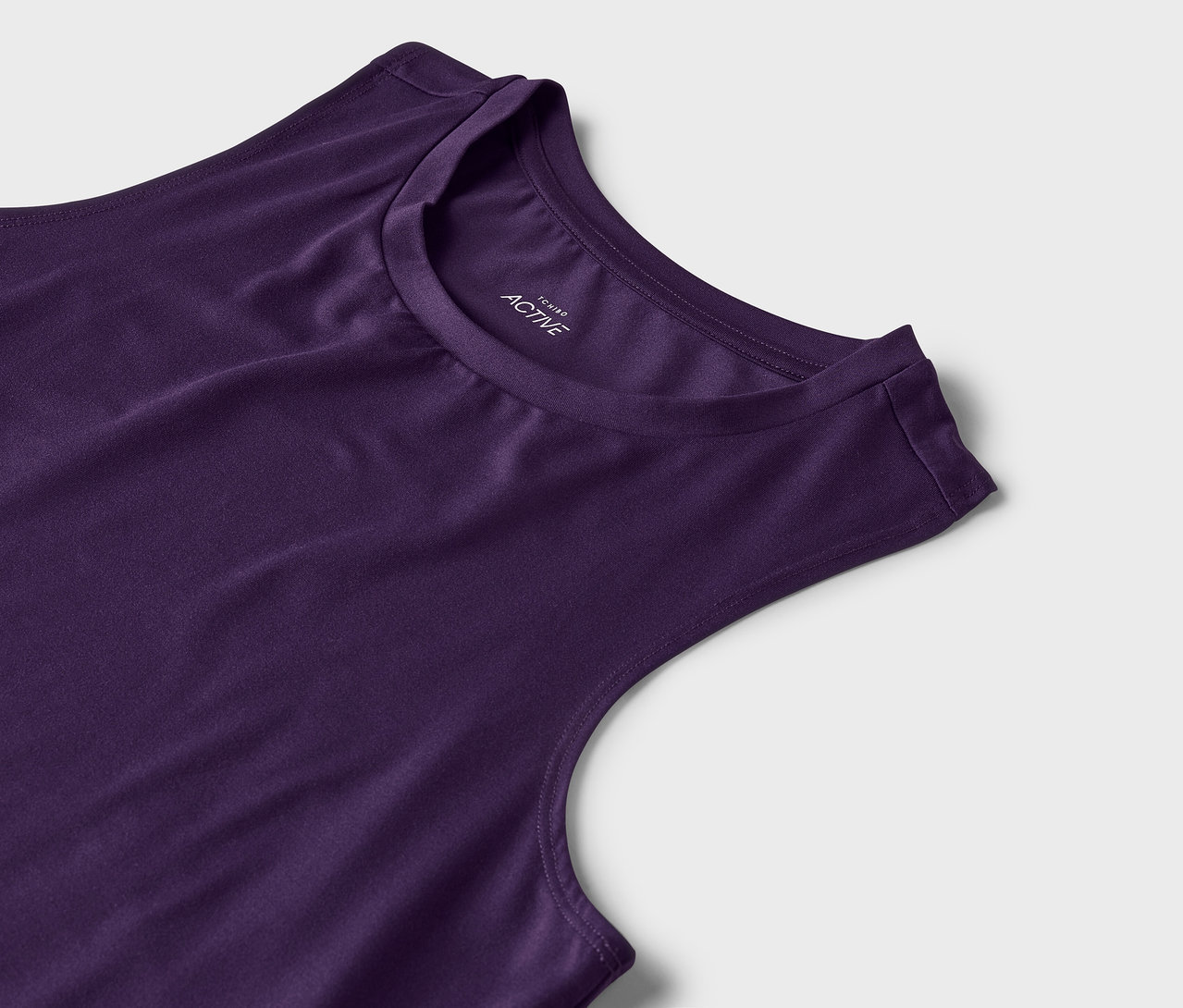 Detailní záběr fialového sportovního tílka.