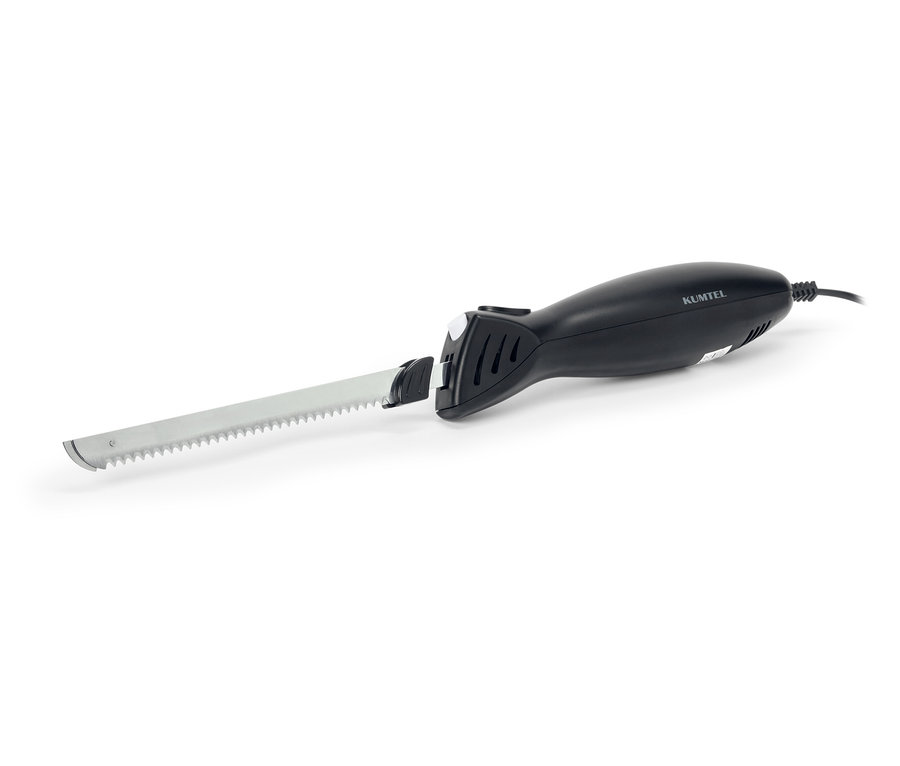 Elektrický nůž s černou rukojetí a stříbrnou pilovitou čepelí na bílém pozadí.