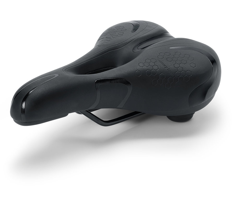 Černé sedlo na kolo s paměťovou pěnou na bílém pozadí.