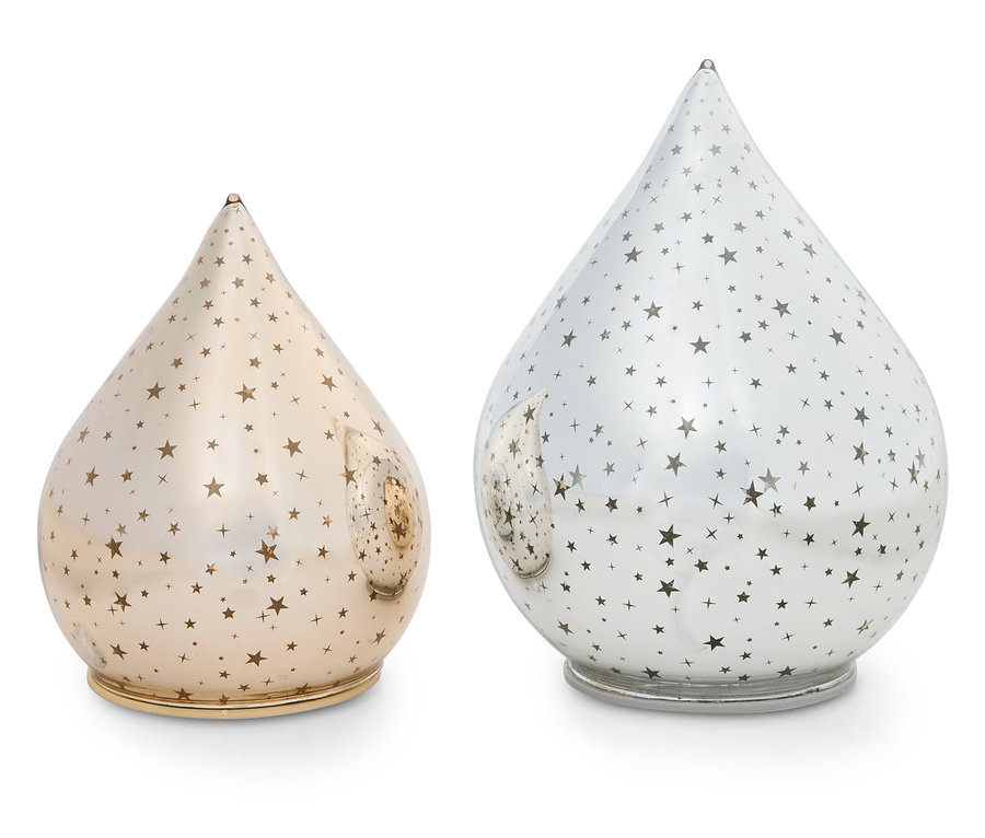 Dva ozdobné předměty ve tvaru kapky, jeden zlatý a jeden stříbrný, oba se vzorem hvězd.