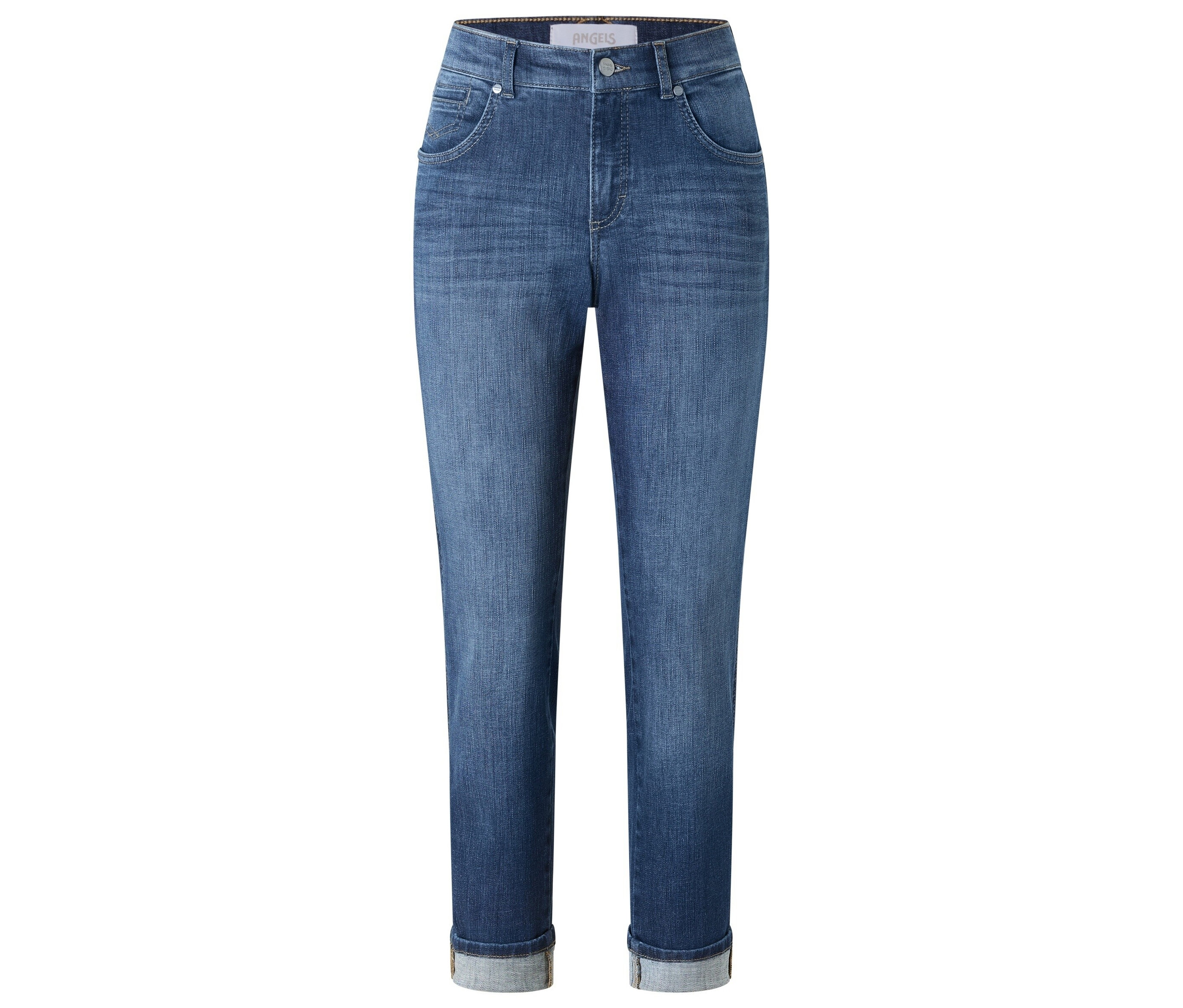 Modré džíny s ohrnutými nohavicemi.