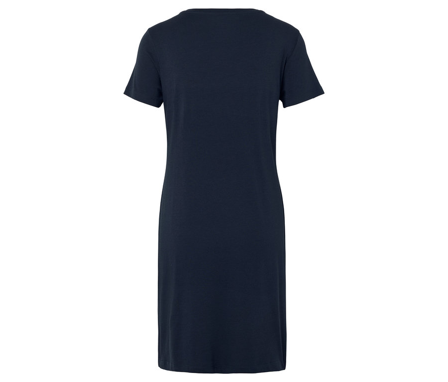 Pohled zezadu na tmavě modré tričkové šaty ke kolenům.