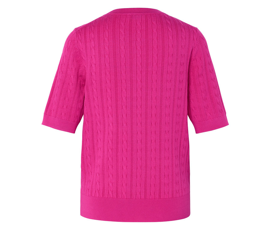Detail růžového svetru s krátkým rukávem a copánkovým vzorem.