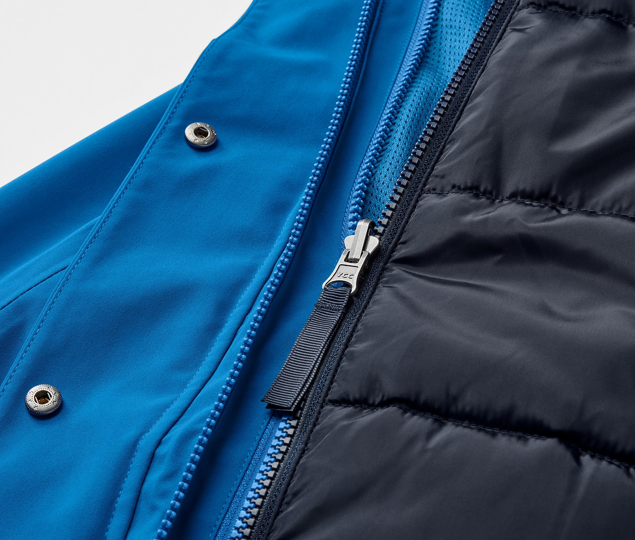 Detail modré outdoorové bundy 3 v 1 se zipem.