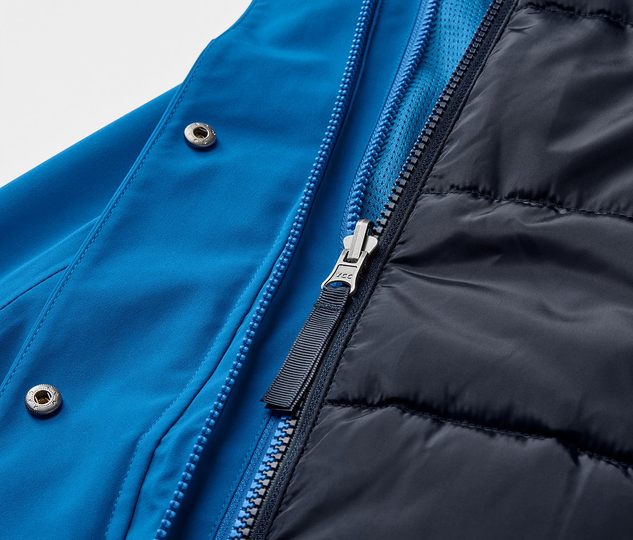 Detail modré outdoorové bundy 3 v 1 se zipem.