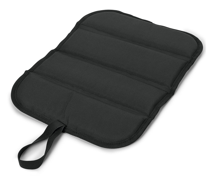 Černý skládací sedák s poutkem.