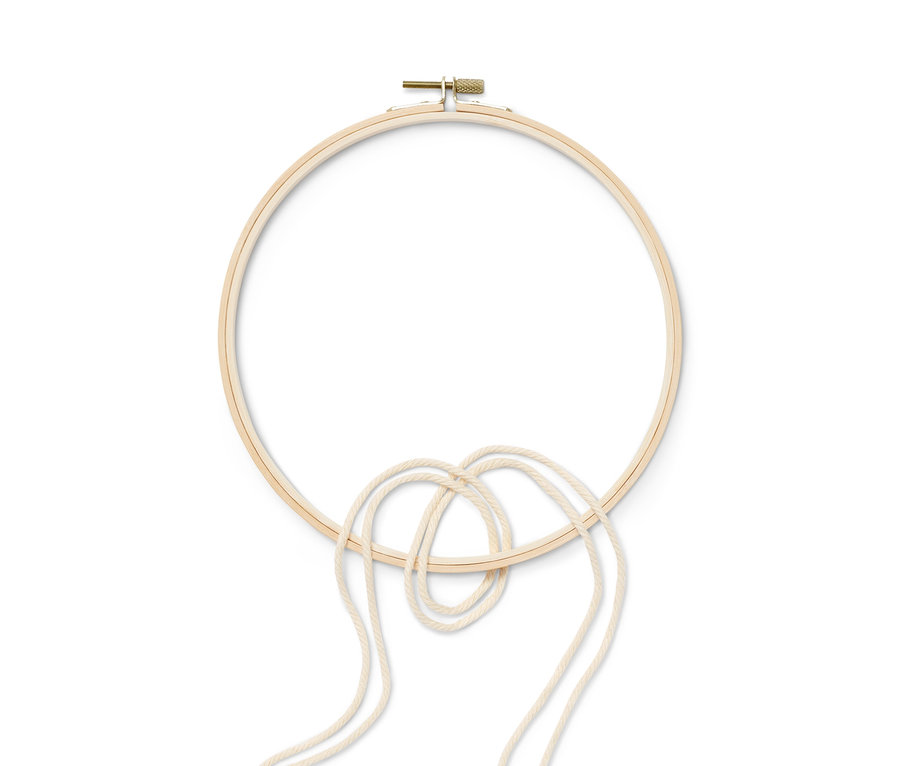 Dřevěný kruh a smotaná bílá šňůra. Sada na výrobu drhaného zimního věnce.