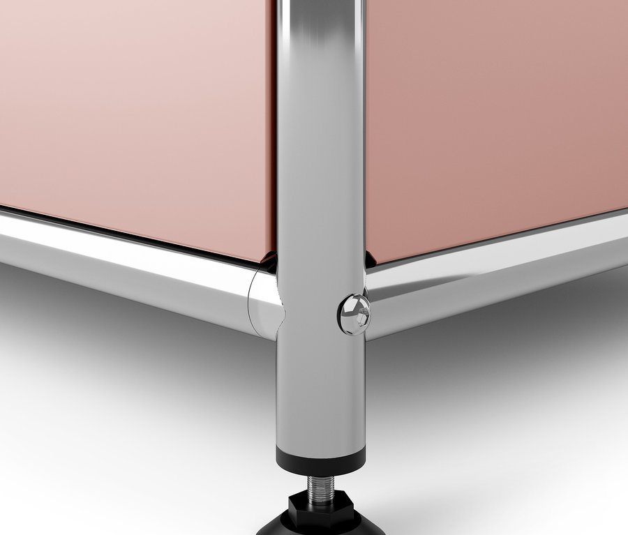 Detail rohu nábytku s chromovanou nohou, nastavitelnou výškou a růžovými panely.