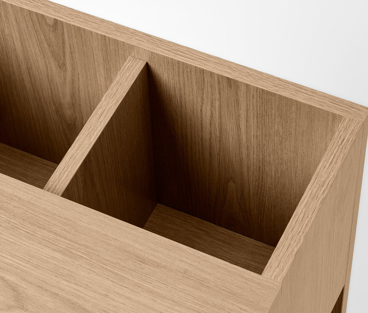 Detail dřevěného stolku se dvěma přihrádkami.