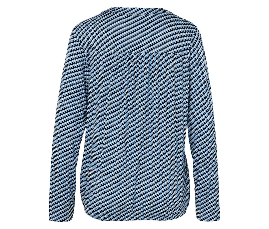 Zadní strana modrého svetru se vzorem.