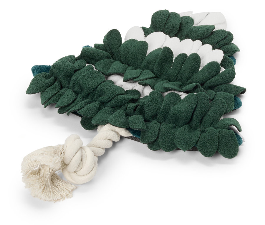 Zelenobílá hračka pro psy ve tvaru vánočního stromku s uzlem z provazu.