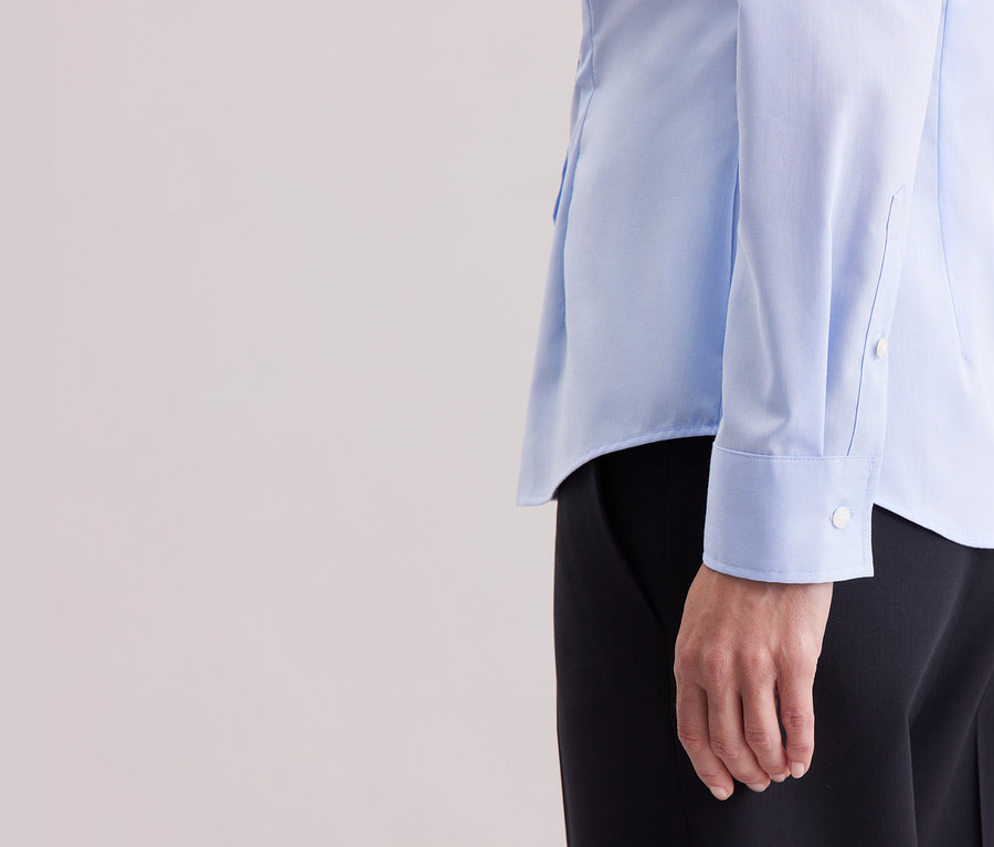Detail osoby ve světle modré halence Seidensticker Slim Fit non iron.