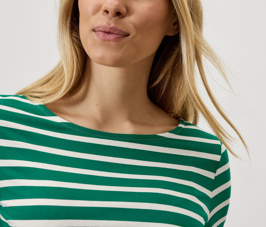 Blondýna má na sobě pruhované tričko.