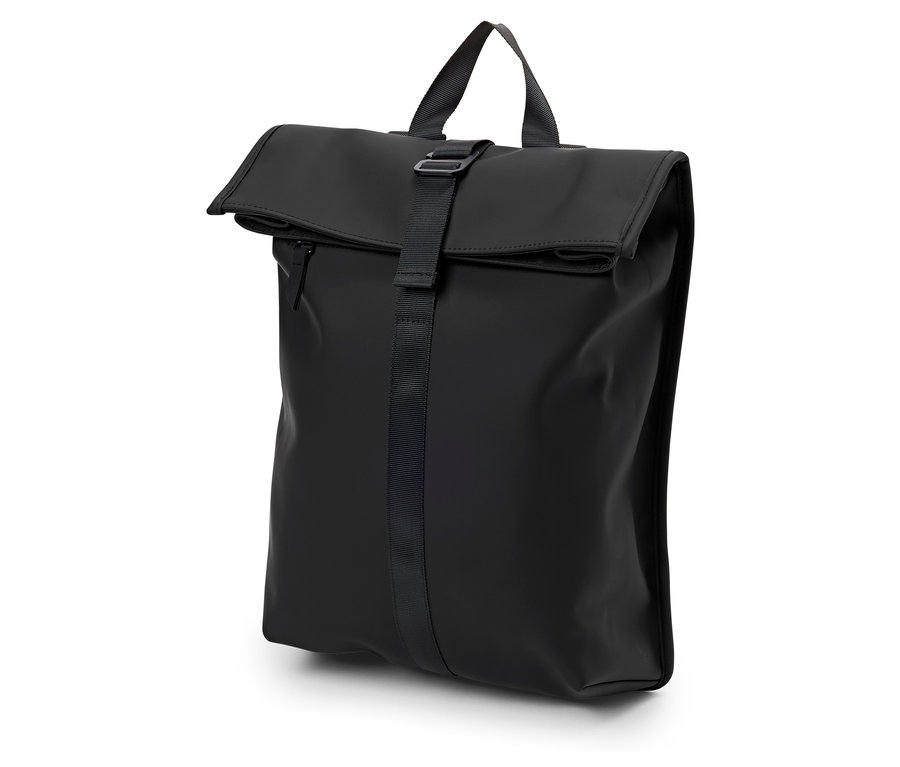 Černý batoh s rolovacím zapínáním a popruhem na přezku.